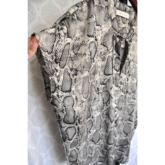 Bishop+Young Snakeskin top blouse cap sleeve size small - Picture 2 of 8